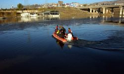 Ceyhan Nehri'ne düşen çocuk aranıyor