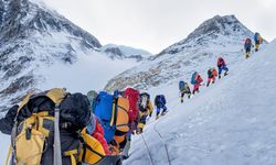 Everest'te 11 ton çöp ve bazı cesetler toplandı