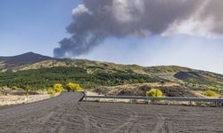 Etna Yanardağı lav püskürtmeye devam ediyor