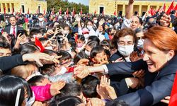 Meral Akşener makamında çocukları ağırladı