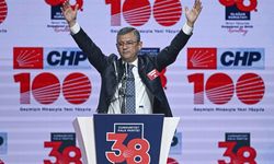 CHP'de bir devrin sonu: Özgür Özel 812 oyla genel başkan oldu.