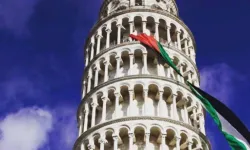 Pisa Kulesi'nde Filistin bayrağı