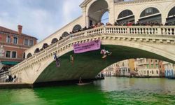İklim aktivistleri Venedik kanalına yeşil boya döktü