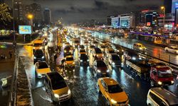 İstanbul'da yağmurla trafiğin dansı: Trafik yoğunluğu akşam saatlerinde yüzde 89'a ulaştı