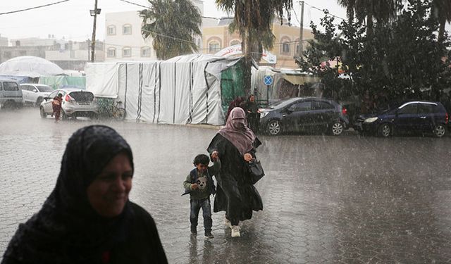 Çadırda yaşayan Filistinlilerin hayat şartı zorlaşıyor